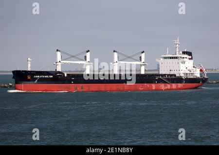 Der Massengutfrachter Carlota Bolten wird am 18. September 2020 den Hafen von Rotterdam verlassen. Stockfoto