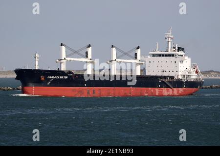 Der Massengutfrachter Carlota Bolten wird am 18. September 2020 den Hafen von Rotterdam verlassen. Stockfoto