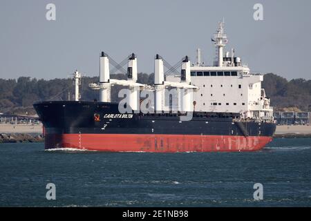 Der Massengutfrachter Carlota Bolten wird am 18. September 2020 den Hafen von Rotterdam verlassen. Stockfoto