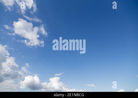 Einsame große Wolke im blau bewölkten Himmel. Das ist ein Symbol der Einsamkeit. Nahaufnahme. Stockfoto