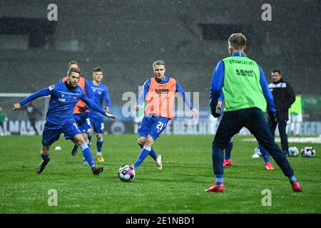 Marc Lorenz (KSC) und Marco Thiede (KSC) wärmen sich auf. GES/Fußball/2. Bundesliga: Karlsruher SC - Greuther Furth, 08.01.2021 - Fußball 2. Liga: Karlsruhe vs Fürth, Karlsruhe, 08. Januar 2021 - die DFL-Vorschriften verbieten die Verwendung von Fotografien als Bildsequenzen und/oder quasi-Videos. Weltweite Nutzung Stockfoto