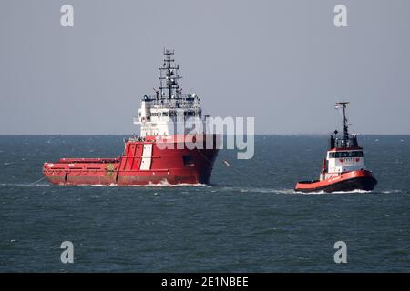 Der Schlepper MTS Viscount wird am 18. September 2020 mit dem alten Offshore-Anbieter VOS Power den Hafen von Rotterdam erreichen. Stockfoto