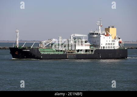 Das LNG-Bunkerschiff Cardissa wird am 18. September 2020 den Hafen von Rotterdam verlassen. Stockfoto