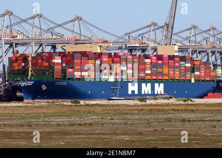 Das Containerschiff HMM Southampton wird am 18. September 2020 im Hafen von Rotterdam verladen. Stockfoto