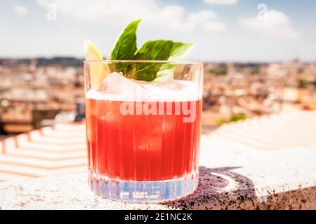 Cocktail im Sommer Sonnenschein an der Wand mit Blick auf Rom Stockfoto