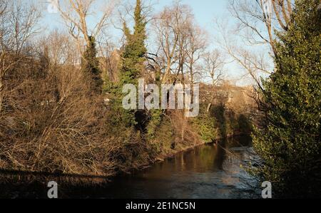 Blick auf den Fluss Kelvin an einem sonnigen Wintertag, Glasgow. Stockfoto