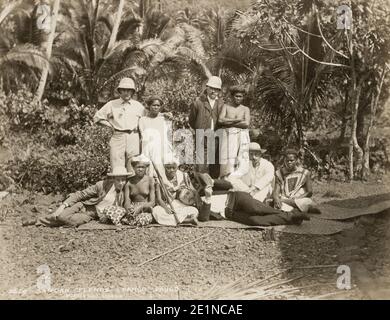 Vintage-Foto des 19. Jahrhunderts: Gruppe von Samoan-Ureinwohnern mit westlichen Männern, 'Pango Pango', Samoa. Pago Pago, die Hauptstadt des amerikanischen Samoa, umfasst eine Reihe von Küstendörfern auf der Insel Tutuila. Stockfoto