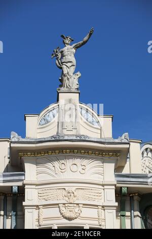 Römischer gott Merkur auf einem 1903 datierten Jugendstil Gebäude in Ljubljana Stockfoto