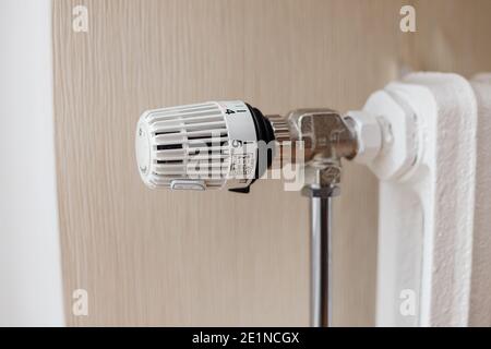 Thermostat am Heizkörper aus Gusseisen Temperatur einstellen Stockfoto