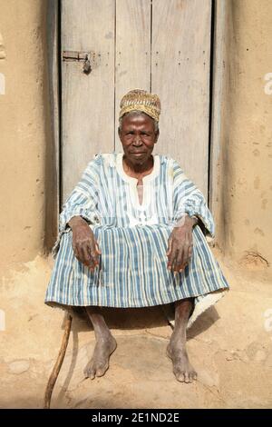 Porträt eines blinden ghanaischen Mannes vor seinem Haus in traditioneller Kleidung, Nord-Ghana, Westafrika Stockfoto