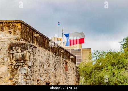 An Antonio, Texas, USA - 29. März 2018: Die Texas Flagge fliegt über die Alamo in San Antonio und in der Nähe des River Walk. Stockfoto