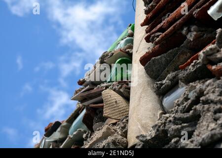 Eine Wand, die mit geborgen Schrott repariert wurde Stockfoto