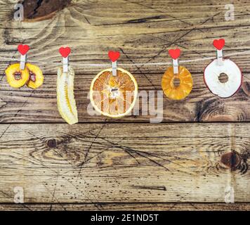 Trockene Scheibe Früchte Apfel, Banane, Orange, Ananas, Birne auf einem hölzernen Hintergrund mit Kopierraum. Leckere dehydrierte Mischung Fruchtchips. Trendiges Essen für Gemüse Stockfoto