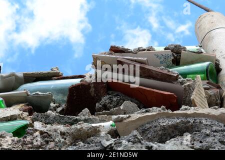 Eine Wand, die mit geborgen Schrott repariert wurde Stockfoto