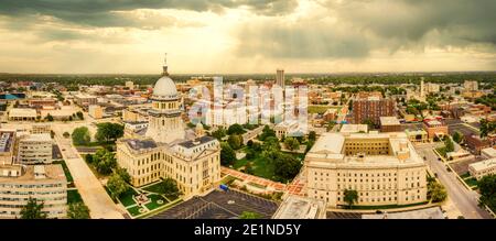 Illinois State Capitol und Springfield Skyline bei Sonnenuntergang. Stockfoto