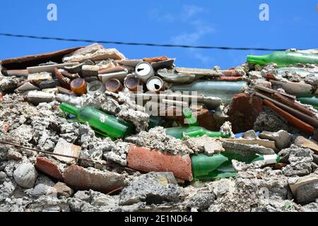 Eine Wand, die mit geborgen Schrott repariert wurde Stockfoto