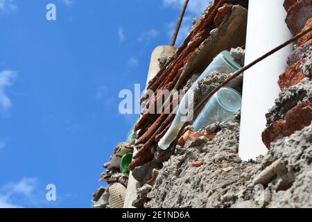 Eine Wand, die mit geborgen Schrott repariert wurde Stockfoto