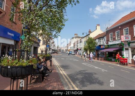 Sonnige Sommeransicht von Middle Street South und Market Place im Zentrum von Driffield, East Yorkshire Stockfoto