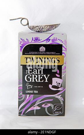 Paket von Twinings Earl Grey losen Blatt Tee mit Silber Blatt gemusterten Teelöffel auf der Oberseite gegen weißen Stoff Hintergrund Stockfoto