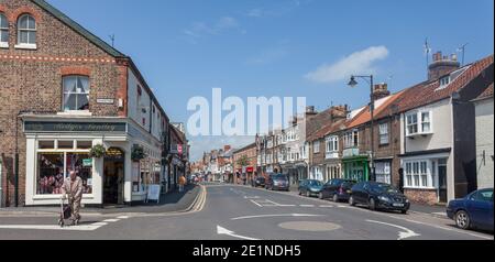 Sonnige Sommeransicht der Middle Street South im Zentrum von Driffield, East Yorkshire Stockfoto