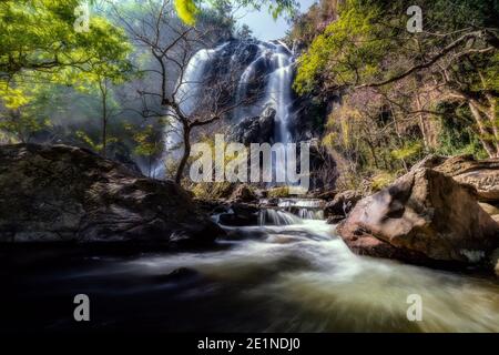 Khlong Lan Wasserfall ein schönes und klares Bild, in Kamphaeng Phet, Thailand Stockfoto