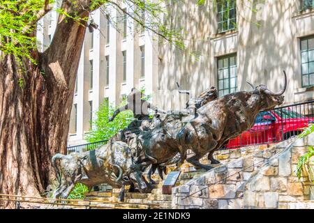 San Antonio, Texas, USA - 29. März 2018: Drei Tonnen T.D. Kelsey Skulptur, Coming Home to the Briscoe, zeigt einen Vaquero fahren Longhorns auf einem c Stockfoto