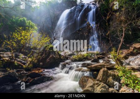 Khlong Lan Wasserfall ein schönes und klares Bild, in Kamphaeng Phet, Thailand Stockfoto