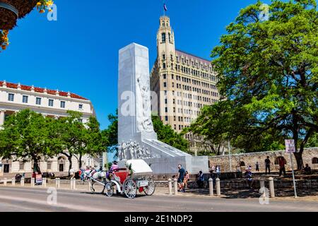 San Antonio, Texas, USA - 29. März 2018: Das Alamo Cenotaph, auch bekannt als der Geist des Opfers, ist ein Denkmal in Alamo Plaza zum Gedenken an das B Stockfoto