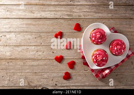 Cupcakes dekoriert mit Zuckerherzen zum Valentinstag Stockfoto