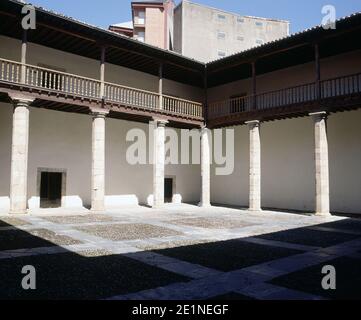 PATIO DE LA CASA CONSISTORIAL - ANTIGUO PALACIO DE LOS CONDES DE TORENO - SIGLO XVII. Lage: AYUNTAMIENTO. CANGAS DEL NARCEA. ASTURIEN. SPANIEN. Stockfoto