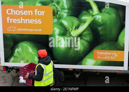 London, Großbritannien. Januar 2021. Ein Fahrer von Sainsbury's Online-Lebensmittelgeschäft trägt leere erstellt, nachdem er die Einkäufe an einen Kunden in London geliefert. Kredit: Dinendra Haria/SOPA Images/ZUMA Wire/Alamy Live Nachrichten Stockfoto