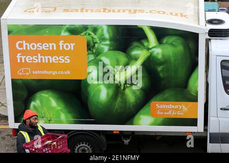 London, Großbritannien. Januar 2021. Ein Fahrer von Sainsbury's Online-Lebensmittelgeschäft liefert die Einkäufe an einen Kunden in London. Kredit: Dinendra Haria/SOPA Images/ZUMA Wire/Alamy Live Nachrichten Stockfoto