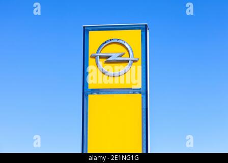 Samara, Russland - 20. März 2016: Opel-Händlerschild gegen den blauen Himmel. Opel ist ein deutscher Automobilhersteller Stockfoto