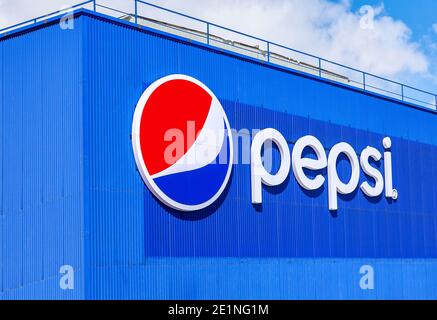 Samara, Russland - 20. März 2016: Markenname der Pepsi Corporation an der Wand der Fabrik. PepsiCo Inc. Ist ein US-amerikanisches multinationales Food, Snack und bev Stockfoto