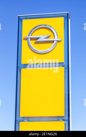 Samara, Russland - 20. März 2016: Opel-Händlerschild gegen den blauen Himmel. Opel ist ein deutscher Automobilhersteller Stockfoto