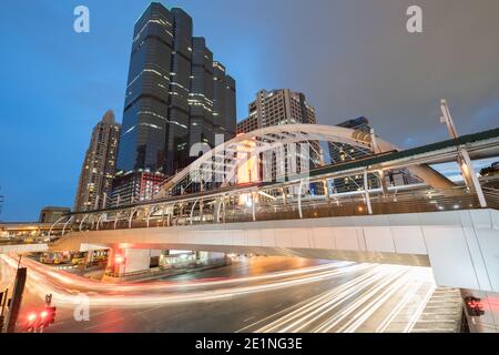 Nachtverkehr auf der Straße bewegt sich in der Stadt Stockfoto