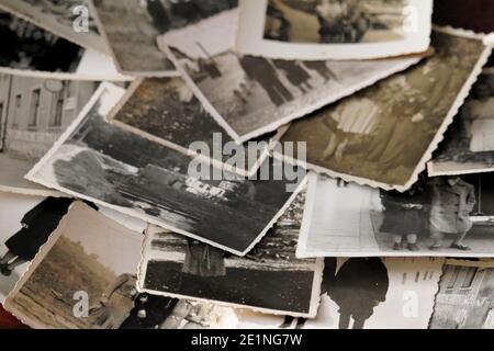 Bristol, UK - 5. Januar 2021: Genealogie und Familiengeschichte. Alte Fotografien von ca. 1920-1950. Stockfoto