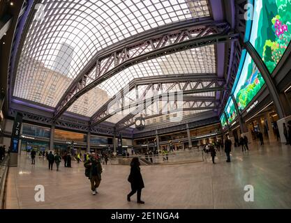 Besucher der Daniel Patrick Moynihan Train Hall am Bahnhof Pennsylvania in New York genießen den neuen Raum am Eröffnungstag, Freitag, 1. Januar 2021. (© Richard B. Levine) Stockfoto