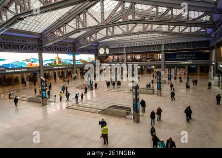 Besucher der Daniel Patrick Moynihan Train Hall am Bahnhof Pennsylvania in New York genießen den neuen Raum am Eröffnungstag, Freitag, 1. Januar 2021. (© Richard B. Levine) Stockfoto