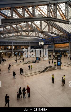 Besucher der Daniel Patrick Moynihan Train Hall am Bahnhof Pennsylvania in New York genießen den neuen Raum am Eröffnungstag, Freitag, 1. Januar 2021. (© Richard B. Levine) Stockfoto