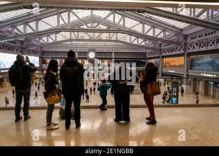 Besucher der Daniel Patrick Moynihan Train Hall am Bahnhof Pennsylvania in New York genießen den neuen Raum am Eröffnungstag, Freitag, 1. Januar 2021. (© Richard B. Levine) Stockfoto