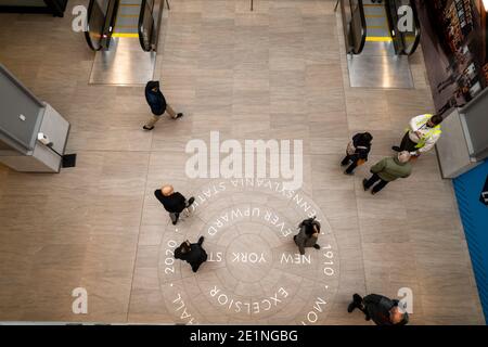 Besucher der Daniel Patrick Moynihan Train Hall am Bahnhof Pennsylvania in New York genießen den neuen Raum am Eröffnungstag, Freitag, 1. Januar 2021. (© Richard B. Levine) Stockfoto