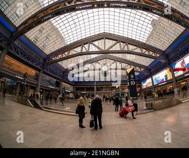 Besucher der Daniel Patrick Moynihan Train Hall am Bahnhof Pennsylvania in New York genießen den neuen Raum am Eröffnungstag, Freitag, 1. Januar 2021. (© Richard B. Levine) Stockfoto