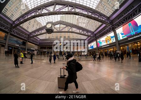 Besucher der Daniel Patrick Moynihan Train Hall am Bahnhof Pennsylvania in New York genießen den neuen Raum am Eröffnungstag, Freitag, 1. Januar 2021. (© Richard B. Levine) Stockfoto