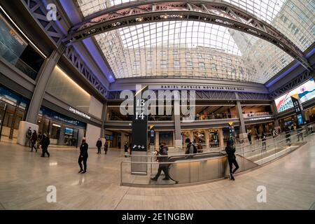 Besucher der Daniel Patrick Moynihan Train Hall am Bahnhof Pennsylvania in New York genießen den neuen Raum am Eröffnungstag, Freitag, 1. Januar 2021. (© Richard B. Levine) Stockfoto