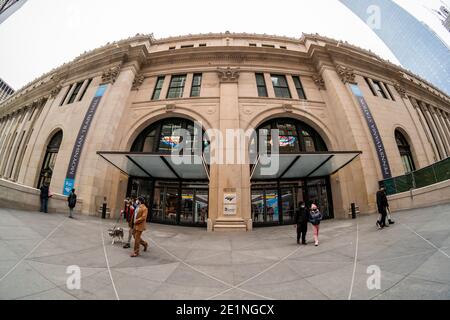 Besucher der Daniel Patrick Moynihan Train Hall am Bahnhof Pennsylvania in New York genießen den neuen Raum am Eröffnungstag, Freitag, 1. Januar 2021. (© Richard B. Levine) Stockfoto