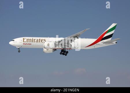 Emirates SkyCargo Boeing 777F mit Registrierung A6-EFD auf Kurzfinale für Start- und Landebahn 25L des Frankfurter Flughafens. Stockfoto