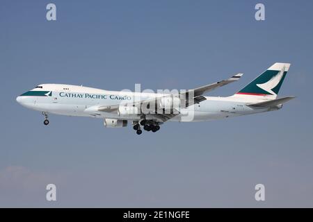 Cathay Pacific Cargo Boeing 747-400F mit Registrierung B-HUH auf Kurzfinale für Start- und Landebahn 25L des Frankfurter Flughafens. Stockfoto