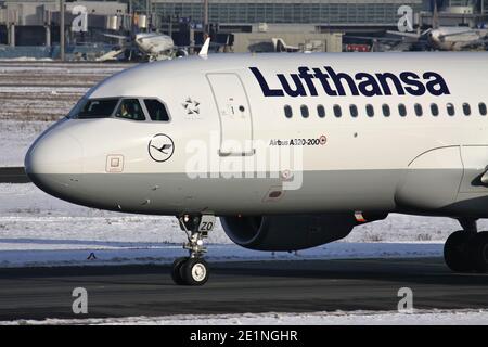 Deutscher Lufthansa Airbus A320-200 mit Registrierung D-AIZO auf dem Rollweg am Flughafen Frankfurt. Stockfoto