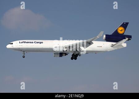 Deutsche Lufthansa Cargo McDonnell Douglas MD-11F mit Registrierung D-ALCS auf Kurzfinale für Start- und Landebahn 25L des Frankfurter Flughafens. Stockfoto